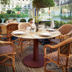 Table à manger ronde décor chêne clair Phénix dans un restaurant