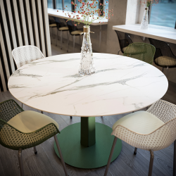 Table ronde décor marbre Aquila dans une salle à manger