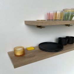 Etagère chêne clair dans cuisine
