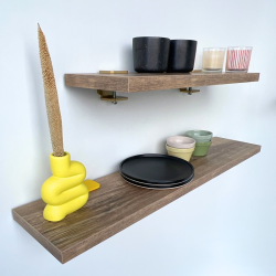 Etagères chêne vieilli avec supports muraux