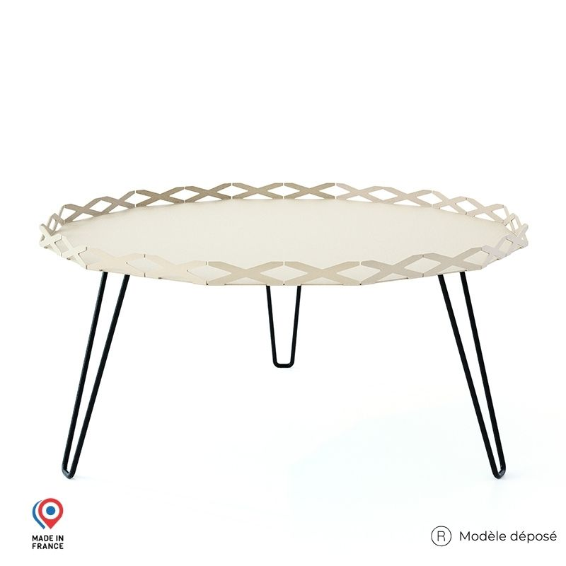 Table basse de jardin Aura en acier coloris champagne avec pieds épingle noirs