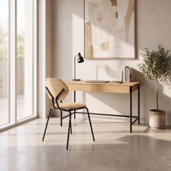 Chaise Estrella, coloris Chêne, dans un bureau.