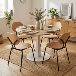 Chaise en Chêne, dans une salle à manger.