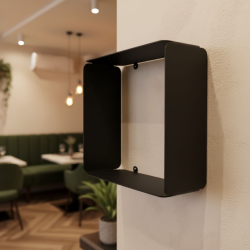 Étagère murale Ambre, coloris noir, dans un restaurant.