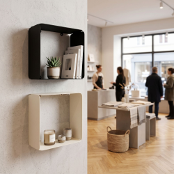 Étagère murale Ambre, coloris blanc et noir, dans un magasin.