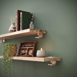 Supports muraux Grenat, coloris champagne, dans un salon.