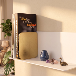 Serre-livres Cornaline, coloris doré, sur une étagère Aventurine.
