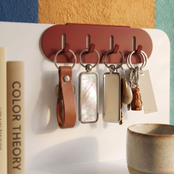 Porte-clés en acier Perle, coloris red brown, sur une étagère Aventurine.