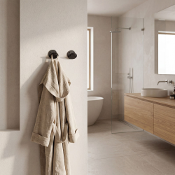 Patères en acier Perle, coloris noir, dans une salle de bain.