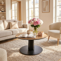 Table basse Pégase pied en acier coloris carbone plateau chêne clair dans un salon