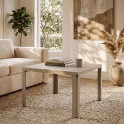 Table basse en acier Cristal, coloris champagne, dans un salon.