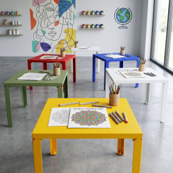 Table basse en acier Cristal, disponible en plusieurs coloris, dans une salle de classe.