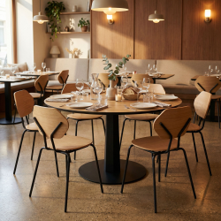 Table à manger ronde Phénix, décor chêne clair, coloris noir, dans un restaurant.