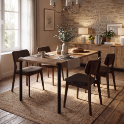 Table à manger rectangulaire Ursa, avec plateau décor chêne vieilli, coloris noir, dans une salle à manger.