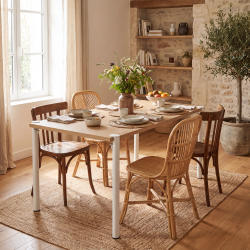 Table à manger rectangulaire Andromède, décor chêne clair, coloris blanc, dans une salle à manger.