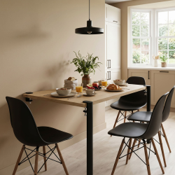 Table murale rectangulaire Cassiopée, décor chêne clair, coloris noir, utilisée comme table à manger.