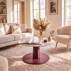 Pied de table basse en acier Zircon, coloris red brown, dans un salon.