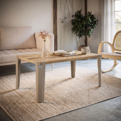 Pied de table basse en acier Saphir, coloris champagne, dans un salon.