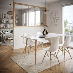 Pied de table haute Alpha, avec pieds en bois, dans une salle à manger.