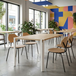 Pieds de table à manger en acier Saphir, coloris blanc, dans un restaurant.
