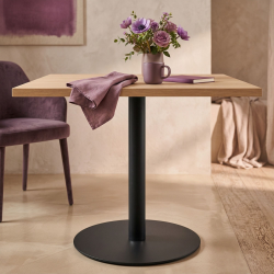 Pied de table en acier Diamant, coloris noir, dans une salon.