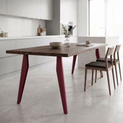 Pied de table en acier Opale, coloris red brown, dans une cuisine.