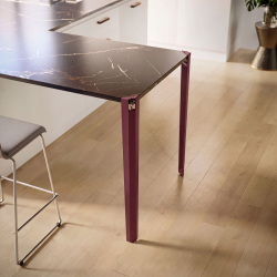 Pied de table mange-debout en acier Saphir, coloris red Brown, dans une cuisine.