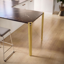 Pied de table mange-debout en acier Saphir, coloris doré, dans une cuisine.