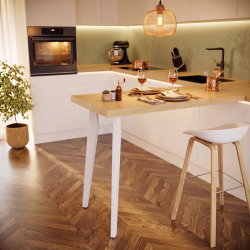 Pied de table mange-debout en acier Opale, coloris blanc, dans une cuisine.