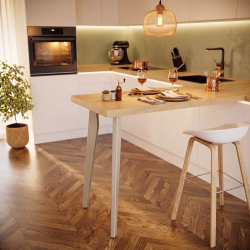 Pied de table mange-debout en acier Opale, coloris champagne, dans une cuisine.