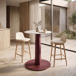 Pied de table mange-debout en acier Zircon, coloris red Brown, dans un salon.