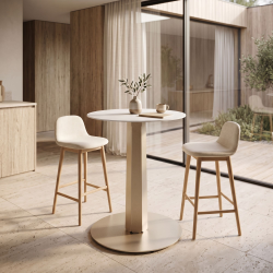 Pied de table mange-debout en acier Zircon, coloris champagne, dans un salon.
